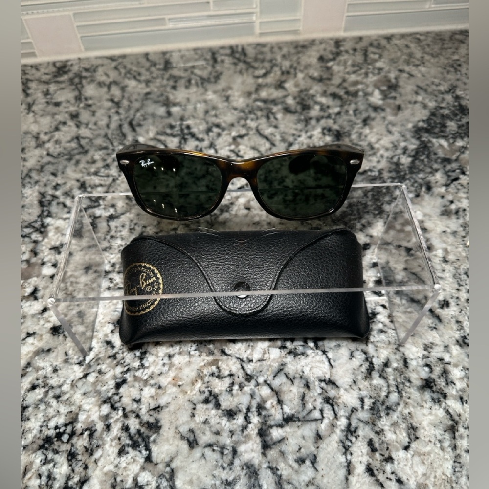 Ray-Ban Wayfarer Classic Tortoise Sunglasses with Black Leather Case